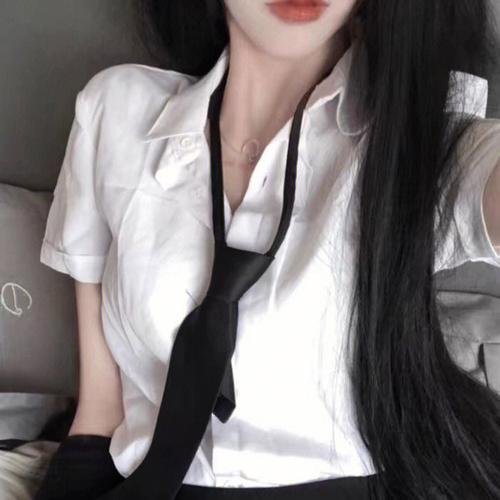 照片里的伴娘